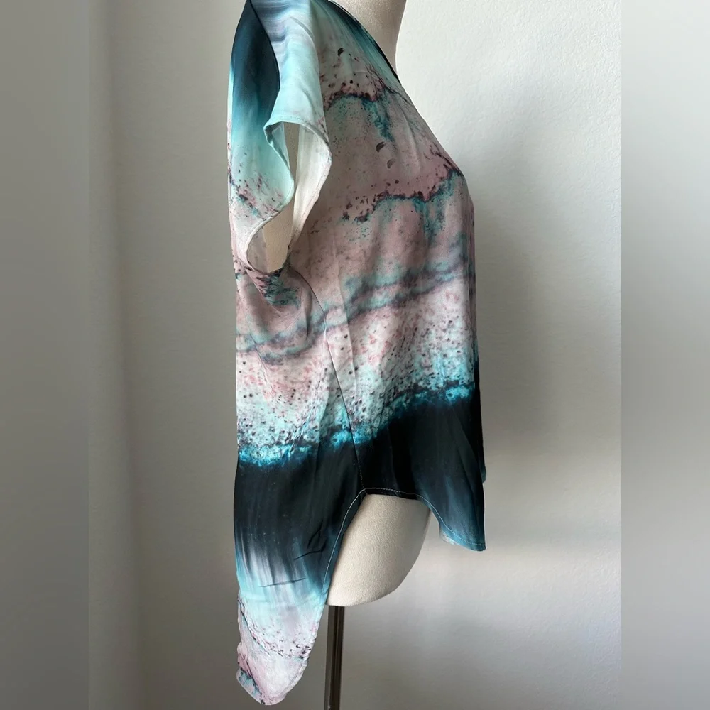 High-Low Abstract Blouse - Picture 4 of 9